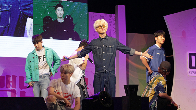  
The K-pop boy band ikon on May 30 lights up the stage at the Daegu University Festival. 
